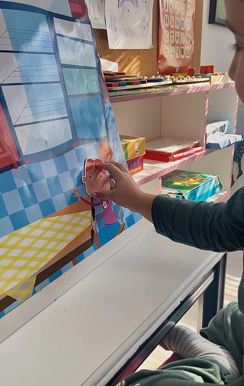 Dete tokom logopedske vežbe uz edukativnu tablu